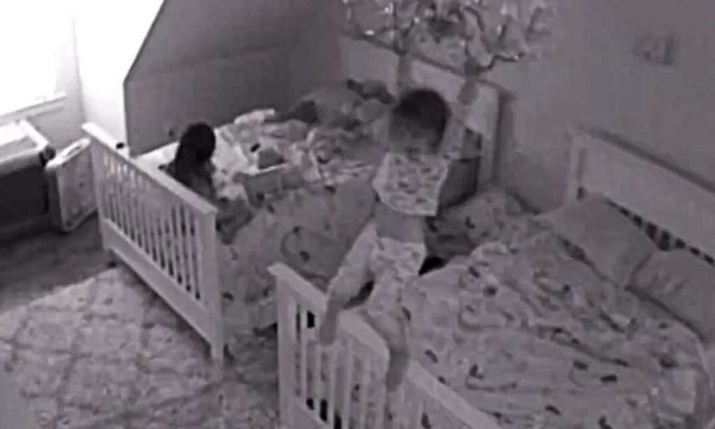 Γονείς έβαλαν κρυφή κάμερα στο παιδικό δωμάτιο κι έπαθαν σοκ με αυτό που είδαν (video)