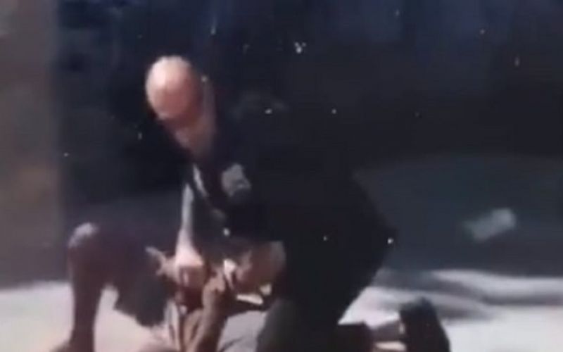 Νέα Υόρκη : Αστυνομικός πάτησε στο λαιμό 31χρονο που φώναζε «δεν μπορώ να ανασάνω»