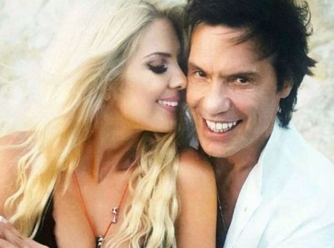 Στράτος Τζώρτζογλου & Σοφία Μαριόλα : Δεν κρατιούνται… ούτε στην πισίνα – Τα καυτά ερωτικά φιλιά στη Μύκονο