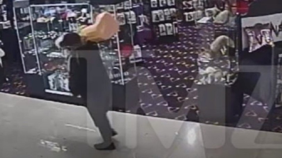 Άγνωστος έκλεψε δονητή 18 κιλών από sex shop και έφυγε… κύριος (vid)
