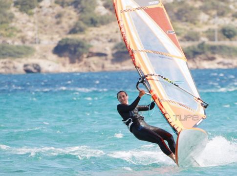 Ελεονώρα Μελέτη: Κάνει surf στην Ανάβυσσο και εντυπωσιάζει με τις επιδόσεις της! [pics]
