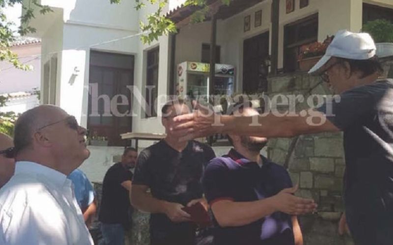 Νέα ένταση στις Σταγιάτες: Κατέβασε πανό και έσπασε μαύρες σημαίες o Mπέος (vid)