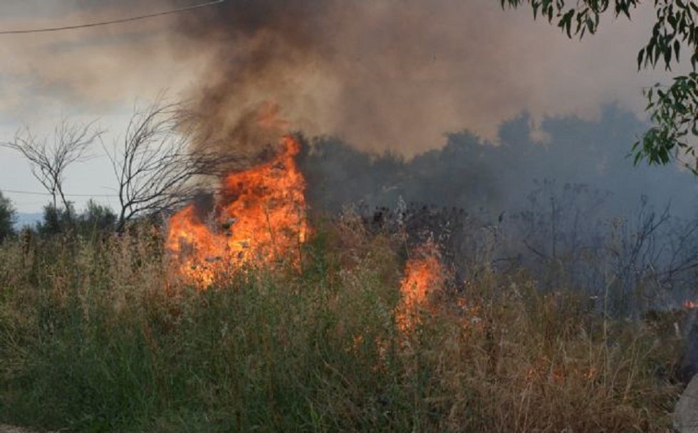 Συναγερμός στην Πυροσβεστική – Μεγάλη φωτιά στο Λουτράκι