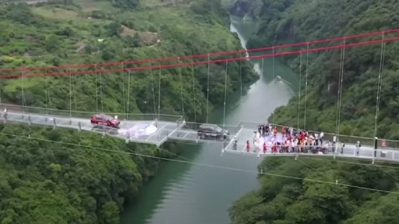 Κόβει την ανάσα η μεγαλύτερη γυάλινη γέφυρα στον κόσμο