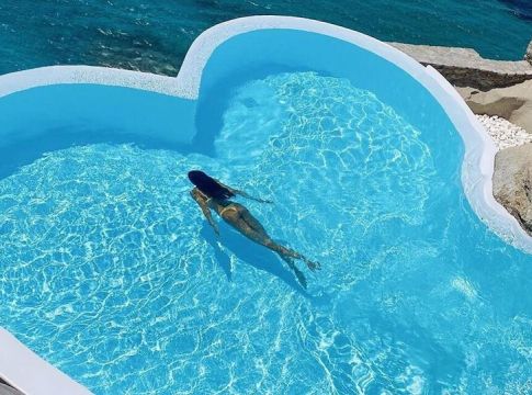 Μελαχρινή καλλονή παίζει ρακέτες στη Μύκονο και «τρελαίνει» κόσμο (pics+vid)