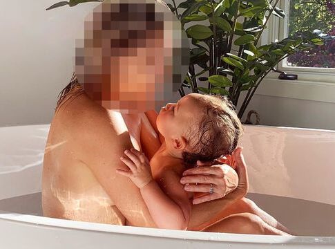 Στην μπανιέρα με την κορούλα της πασίγνωστη ηθοποιός (pics)