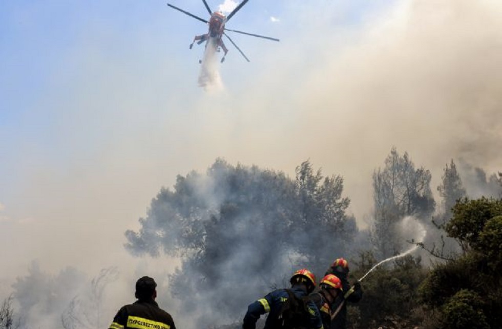 Μαίνεται η πυρκαγιά στις Κεχριές – Επί τόπου ο Ν. Χαρδαλιάς