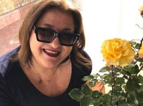 Ελισάβετ Κωνσταντινίδου : Με μαγιό και χωρίς ίχνος ρετούς στα 62 της!
