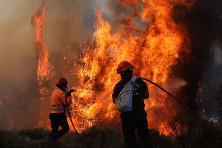 Εκτός ελέγχου η φωτιά στις Κεχριές – Καλύτερη εικόνα από τα άλλα πύρινα μέτωπα
