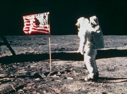 Τι απέγιναν τελικά οι σημαίες στη Σελήνη;