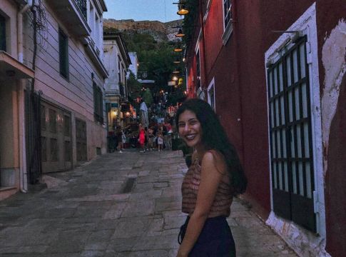 Kόρη Έλληνα ηθοποιού είναι πλέον μουσικός του δρόμου – Την αναγνωρίζετε;