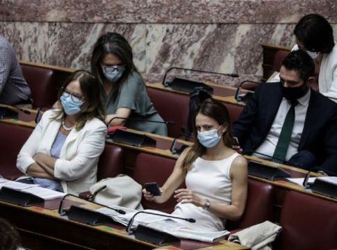 Βουλή : Πρωτόγνωρες εικόνες λόγω κορωνοϊού – Μετά τα πλεξιγκλάς ήρθαν οι… μάσκες