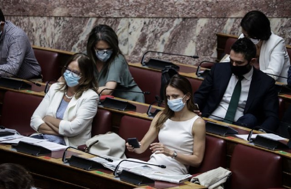 Βουλή : Πρωτόγνωρες εικόνες λόγω κορωνοϊού – Μετά τα πλεξιγκλάς ήρθαν οι… μάσκες