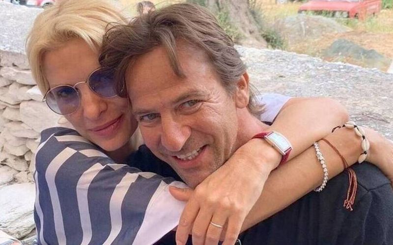 Η Ελένη Μενεγάκη στην Αθήνα και δείτε τι κάνει ο Μάκης της στα Άχλα!