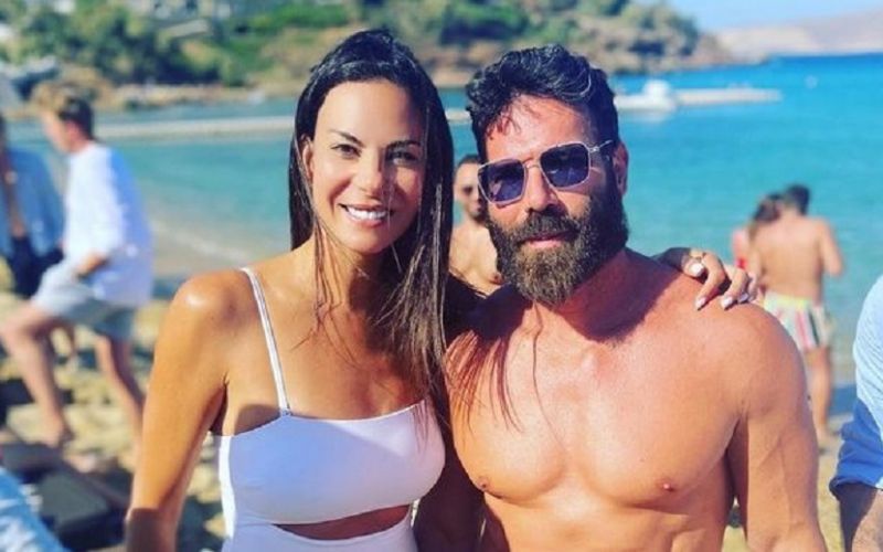 Η Εύη Βατίδου ποζάρει με τον «Βασιλιά του Instagram», Νταν Μπιλζέριαν, στη Μύκονο