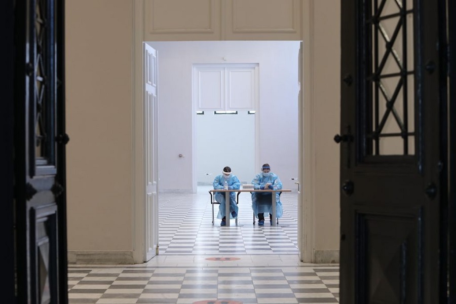 Κορωνοϊός : Προβληματίζουν τα εισαγόμενα κρούσματα – Τι φοβούνται οι ειδικοί