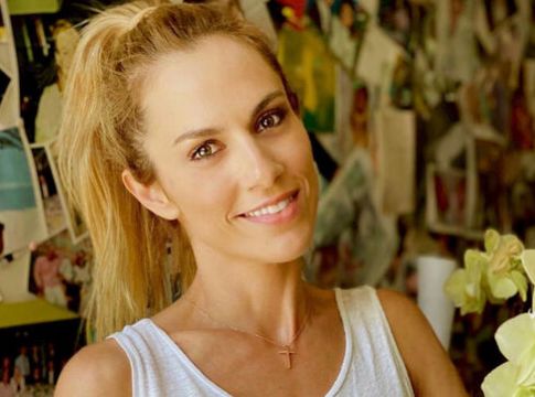 Η φώτο της μαμάς Ντορέττας με μαγιό και το σχόλιο της Κατερίνας Παπουτσάκη