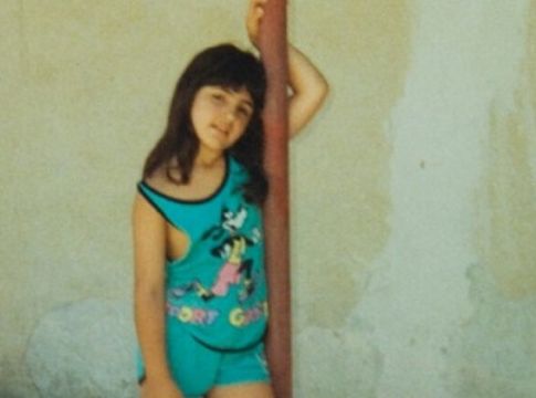 Αναγνωρίζεις ποια hot τραγουδίστρια είναι το κοριτσάκι της φωτογραφίας;