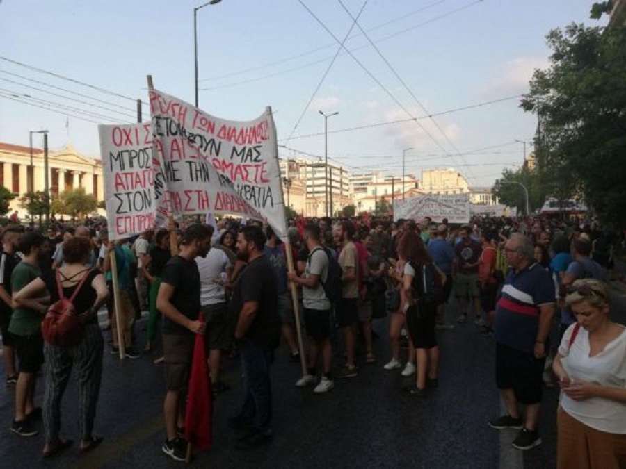 «Μπλόκο στις διαδηλώσεις» : Συλλαλητήριο στα Προπύλαια για το δικαίωμα στη διαμαρτυρία