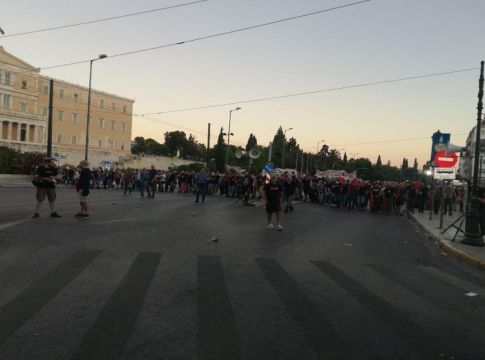 Επεισόδια στην πορεία για τις διαδηλώσεις – Χημικά και κρότου λάμψης κατά των διαδηλωτών