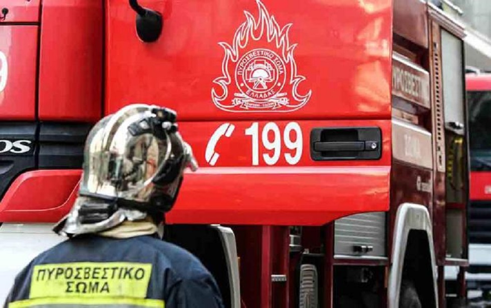 Φωτιά σε κτίριο στην Αθήνα: Σε εξέλιξη απεγκλωβισμός 2 ατόμων από την ταράτσα