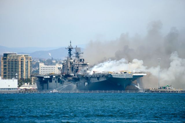 Έκρηξη και μεγάλη φωτιά σε πολεμικό πλοίο των ΗΠΑ – 21 τραυματίες