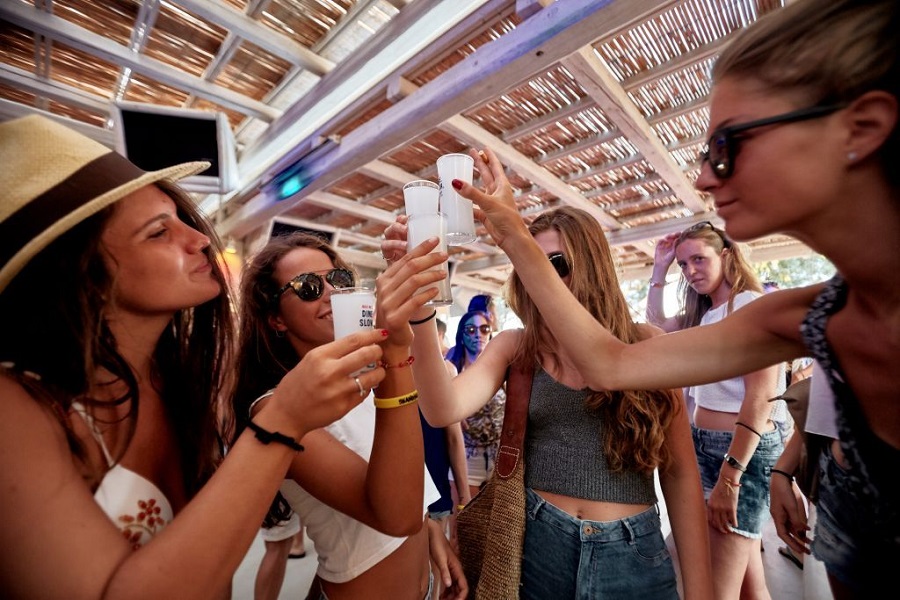 Κορωνοϊός : Με σύμμαχο τον συνωστισμό ο ιός – Στο τραπέζι το πλαφόν στα κλαμπ