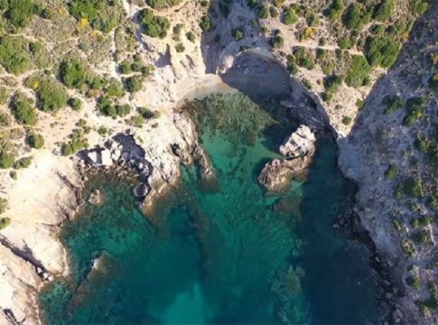 Τρεις παραλίες εντός και εκτός Αττικής που πρέπει να γνωρίζετε
