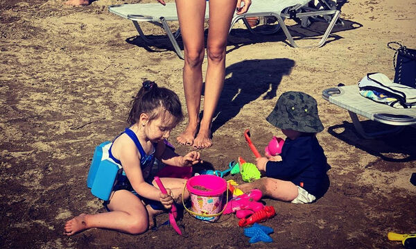 Πιο όμορφη από ποτέ η Ελληνίδα μαμά – Στην παραλία με τα παιδιά της (pics)