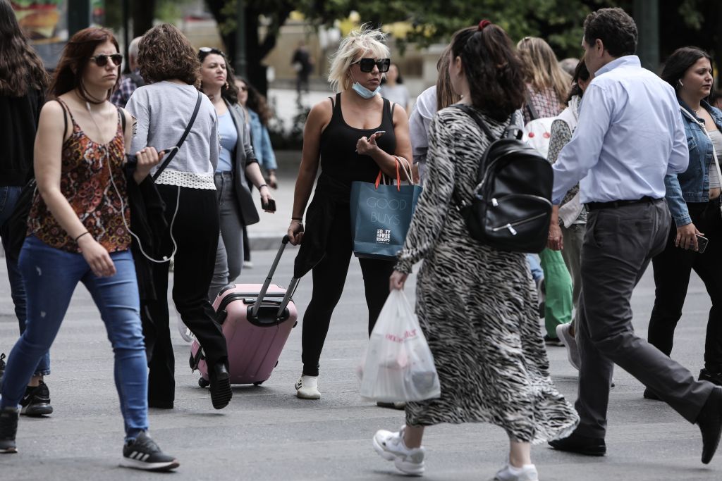 Κορωνοϊός : Συναγερμός για αστικά κέντρα και κρυφά πανηγύρια – Στο «τραπέζι» η καθολική χρήση μάσκας σε κλειστούς χώρους