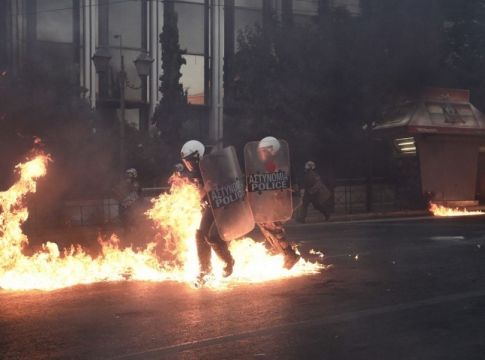 Δίωξη για απόπειρα ανθρωποκτονίας κατά των συλληφθέντων για τα επεισόδια στο Σύνταγμα