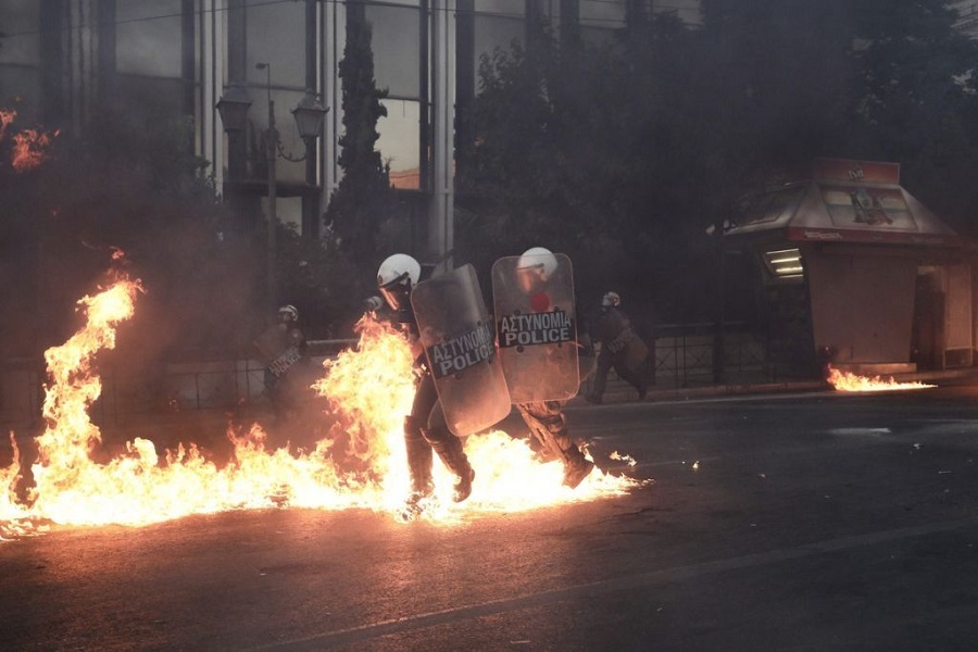 Δίωξη για απόπειρα ανθρωποκτονίας κατά των συλληφθέντων για τα επεισόδια στο Σύνταγμα