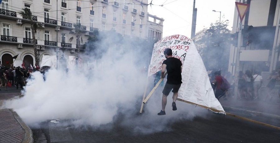 Πισώπλατη επίθεση από αστυνομικό καταγγέλλει διαδηλωτής