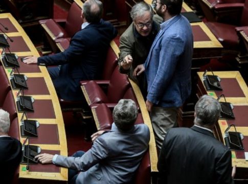 Βουλή : Εκφράσεις και χειρονομίες καφενείου από βουλευτή του ΣΥΡΙΖΑ