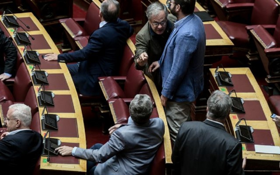 Βουλή : Εκφράσεις και χειρονομίες καφενείου από βουλευτή του ΣΥΡΙΖΑ