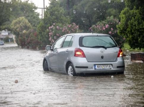 Κακοκαιρία στη Χαλκιδική : Οδηγός απεγκλωβίστηκε από το όχημά του