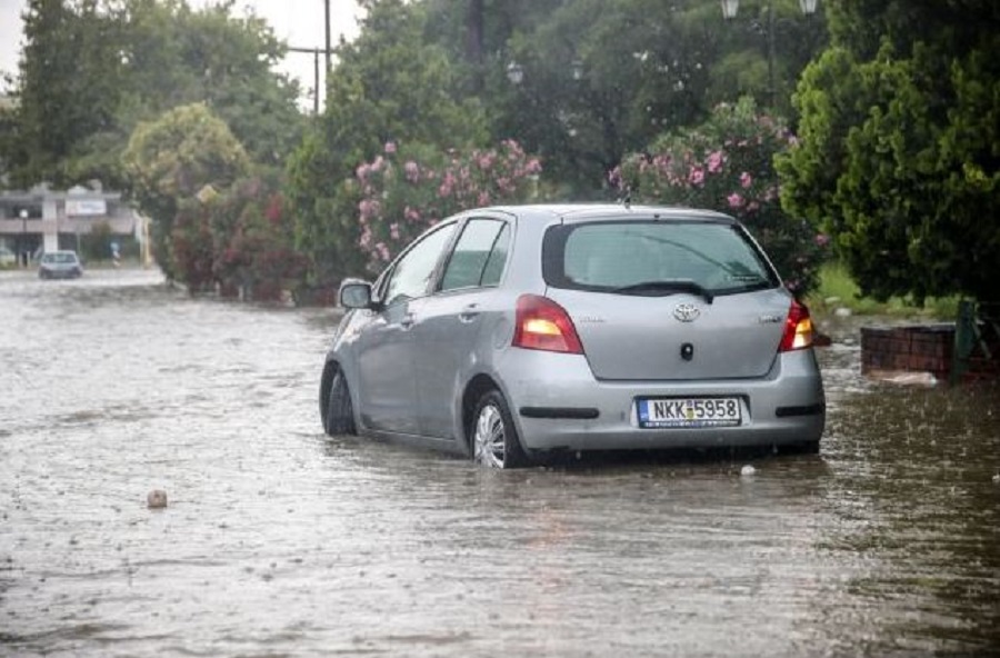 Κακοκαιρία στη Χαλκιδική : Οδηγός απεγκλωβίστηκε από το όχημά του