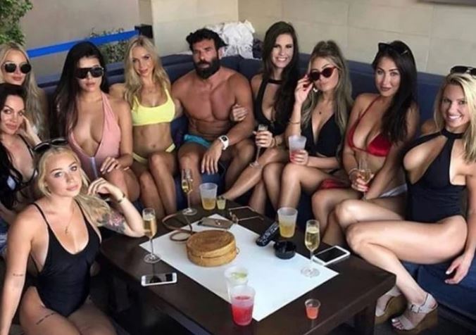 Dan Bilzerian : Ο Βασιλιάς του Instagram είναι στην Ελλάδα για διακοπές με τα σέξι κορίτσια του [pics]