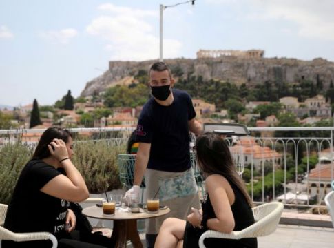 Κορωνοϊός : 5+1 μέτρα που έχουν στην ατζέντα τους οι ειδικοί – Σενάρια και για «κόφτη» ατόμων σε καφέ, μπαρ