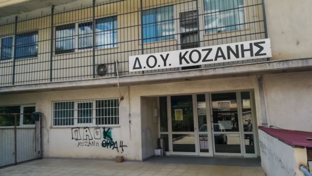 Κοζάνη : Όλα όσα κατέγραψαν οι κάμερες την στιγμή της επίθεσης με τσεκούρι