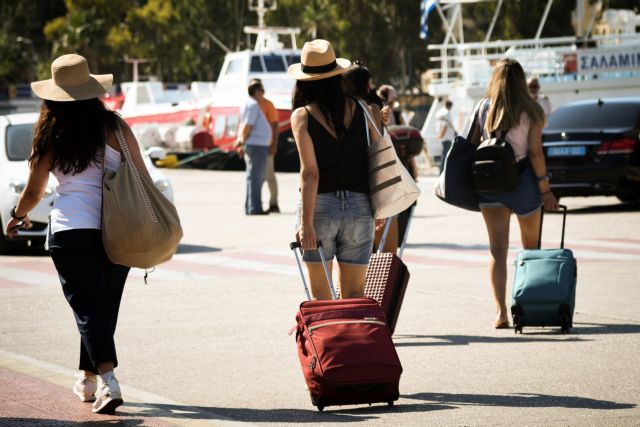 Πειραιάς : Ουρές στο λιμάνι, αναχωρούν οι αδειούχοι του Αυγούστου