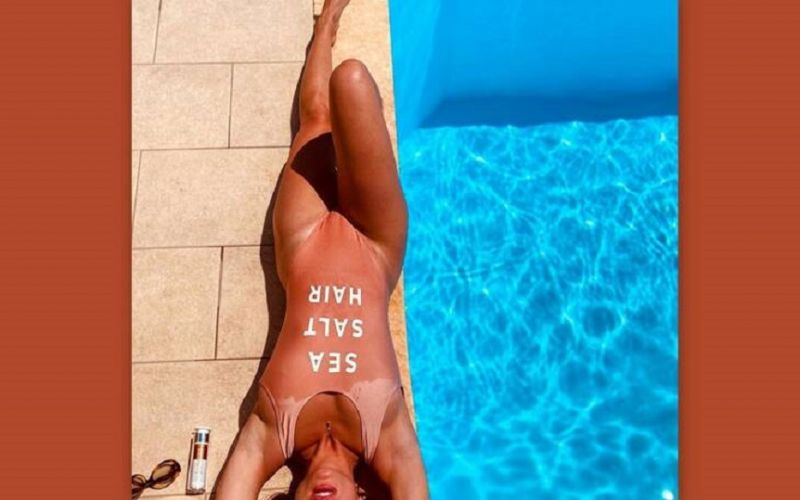 Έλα στη θέση μου : Την αναγνωρίζεις; Ποζάρει χωρίς ρετούς και μας τρελαίνει