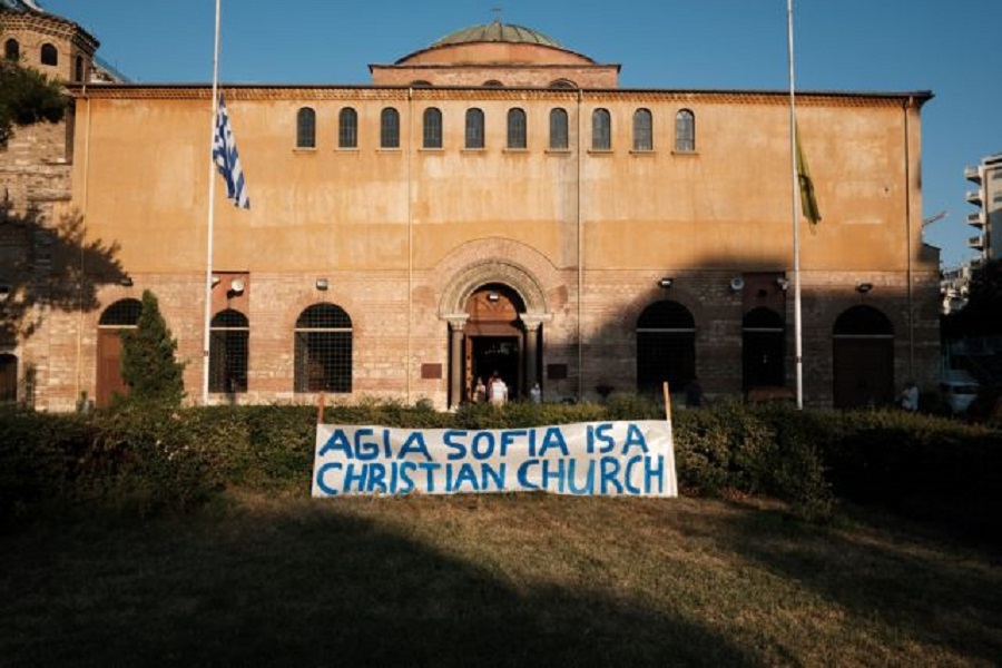 Ακραίες αντιδράσεις στη Θεσσαλονίκη για την Αγία Σοφία – Έκαψαν τουρκική σημαία
