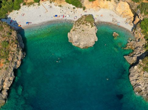 Η μεθυστική ελληνική παραλία με το τρομακτικό όνομα