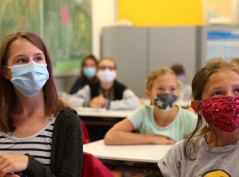 Κορωνοϊός : Μάσκες, αποστάσεις, μικρότερα τμήματα – Πώς επιστρέφουν στα θρανία οι μαθητές στην Ευρώπη