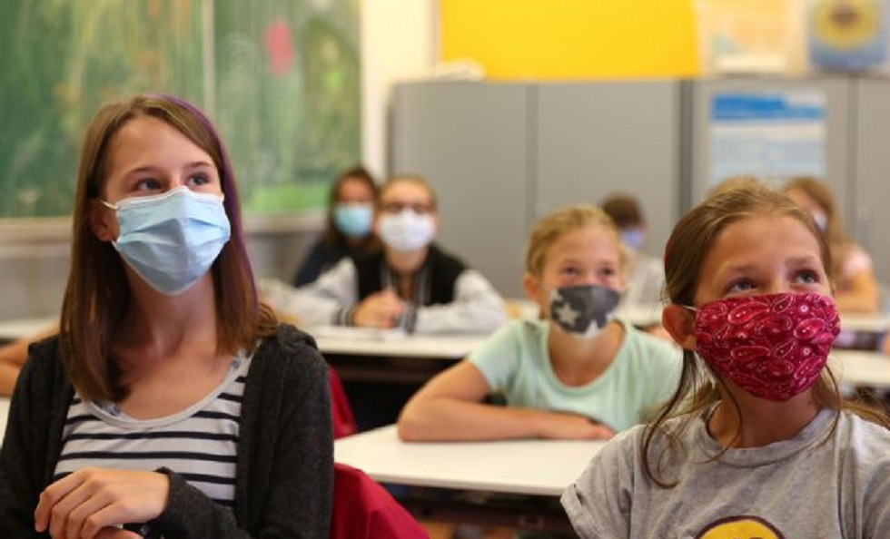 Κορωνοϊός : Μάσκες, αποστάσεις, μικρότερα τμήματα – Πώς επιστρέφουν στα θρανία οι μαθητές στην Ευρώπη