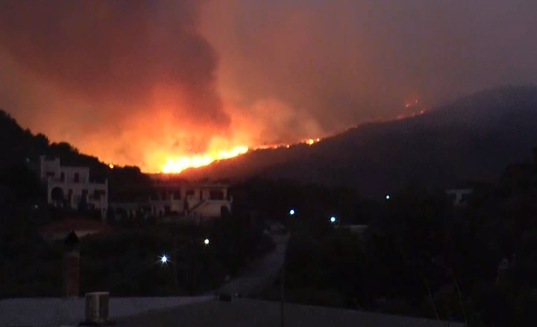 Πύρινος εφιάλτης στη Μάνη : Ολονύχτια μάχη με τις φλόγες σε δύο μέτωπα – Ειδοποίηση και μέσω 112