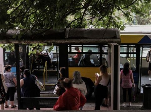 Νέα «καμπανάκια» για τον κορωνοϊό στην Αττική – Καθημερινός Γολγοθάς στα ΜΜΜ