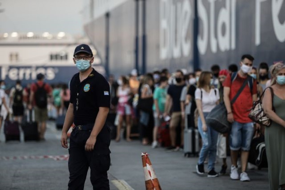 Αναχωρούν οι αδειούχοι του Δεκαπενταύγουστου : Οπλισμένοι με υπομονή και φορώντας μάσκα