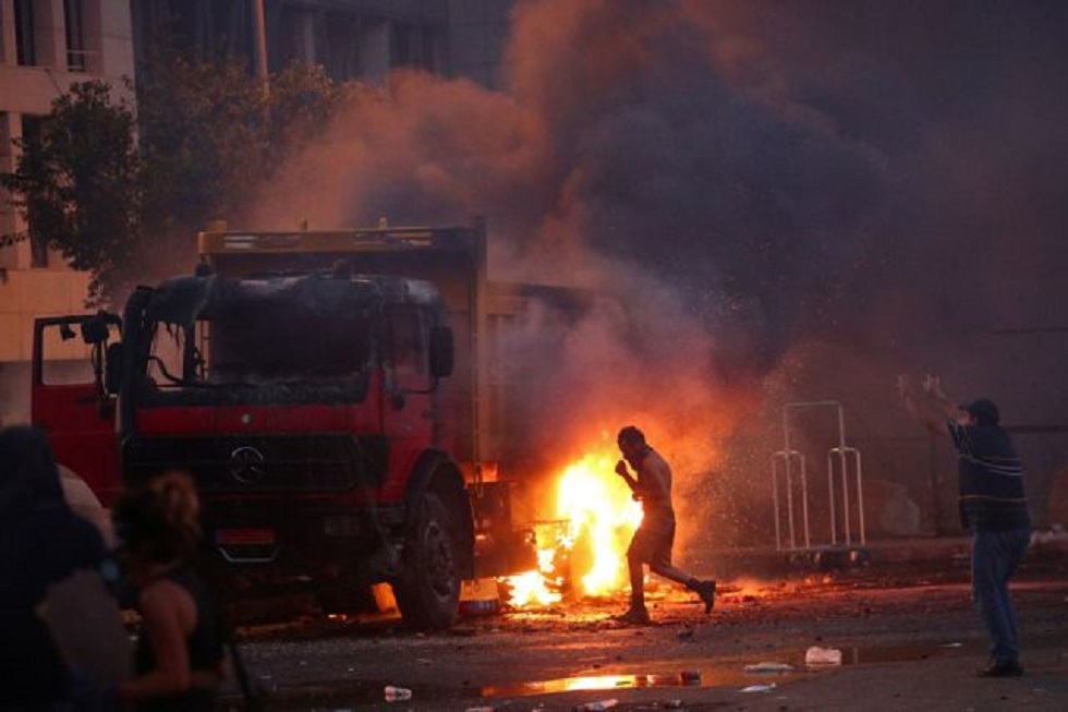Χάος στη Βυρυτό : Συγκρούσεις διαδηλωτών με αστυνομικούς – Ένας νεκρός